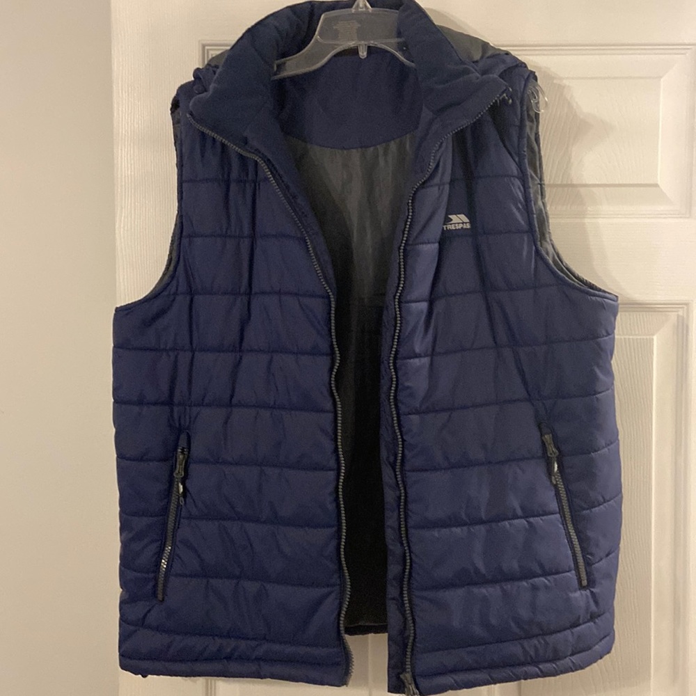 TRESPASS Puffer Man Vest size L color nay blue excellent condition